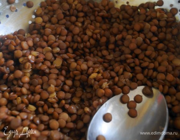 Отварить чечевицу как указано на упаковке, в данном случае чечевица готовится в течении 20 минут. Слить воду и откинуть на дуршлаг, ополоснуть прохладной водой.