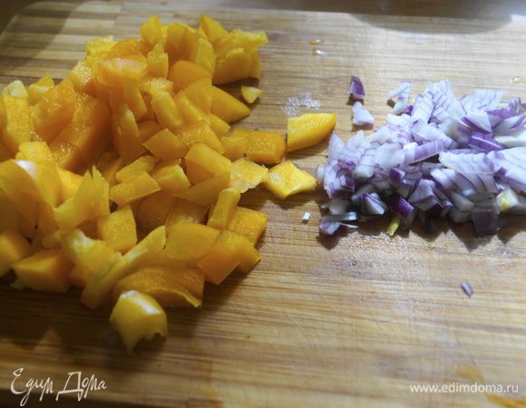 Мелкими кусочками порезать болгарский перец, измельчить лук.
