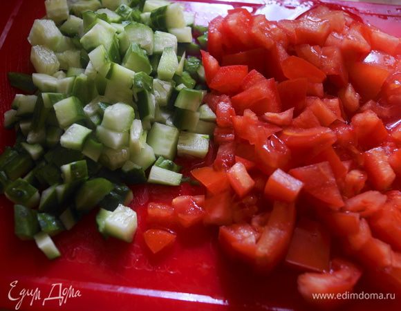 Мелким кубиком нарезать огурец и помидор.