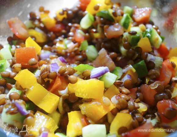 Из оливкового масла и лимонного сока сделать заправку, поперчить и посолить. В чаше смешать все овощи, чечевицу и полить заправкой. Перемешать.