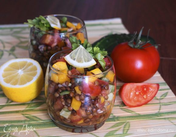 Готовый салат разложить в бокалы. Украсить зеленью и кусочком лимона. Подавать к столу. Приятного аппетита!