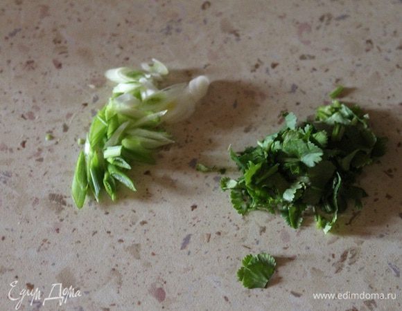 Кинзу и лук мелко нарубить.