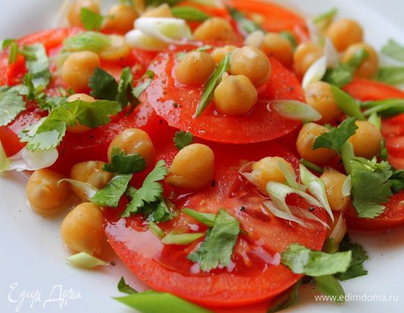 Далее посыпаем луком и кинзой, сверху поливаем оливковым маслом. Подаем сразу же. Приятного аппетита!