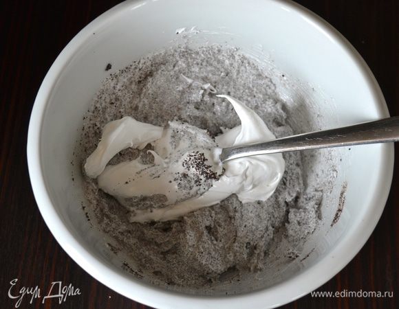 Тем временем займемся начинкой. Для этого мак перемолоть в миксере или мясорубке. Отдельно приготовить безе из белка и сахарной пудры. Мне на указанное количество мака понадобилось ровно 100 г такого безе... Смешать мак с безе до получения однородной пасты. Приготовить начинку непосредственно перед раскаткой теста.