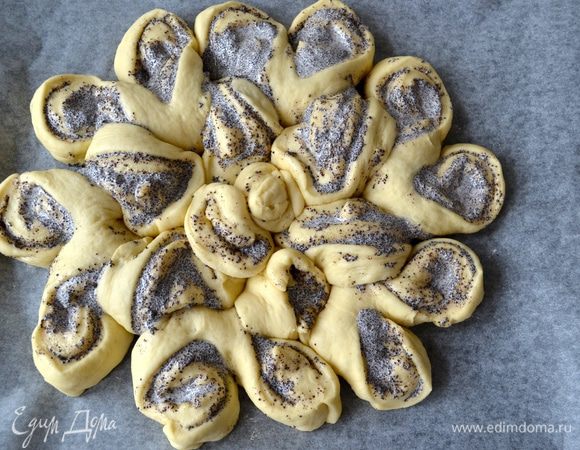 В центр получившегося пирога-рулета выложить отрезанные предварительно кусочки теста и заполнить ими центр пирога. Дать ему постоять 20 минут, накрыв плёнкой (или полотенцем). Тем временем включить духовку разогреваться до 200°C.