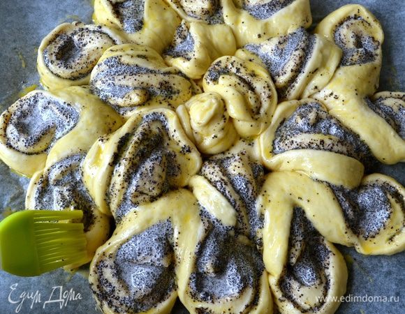 Смазать пирог взбитым яйцом.