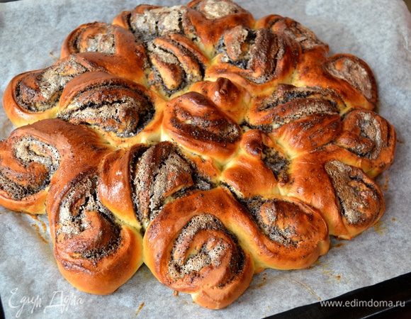 И поставить выпекаться в разогретой духовке около 20 минут. Готовый пирог достать из духовки и дать остыть.