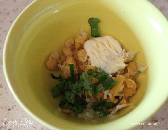 К нуту добавить мелко рубленную петрушку, сметану и чеснок пропущенный через пресс.