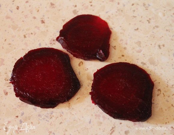 Свеклу нарезать тонкими кольцами.