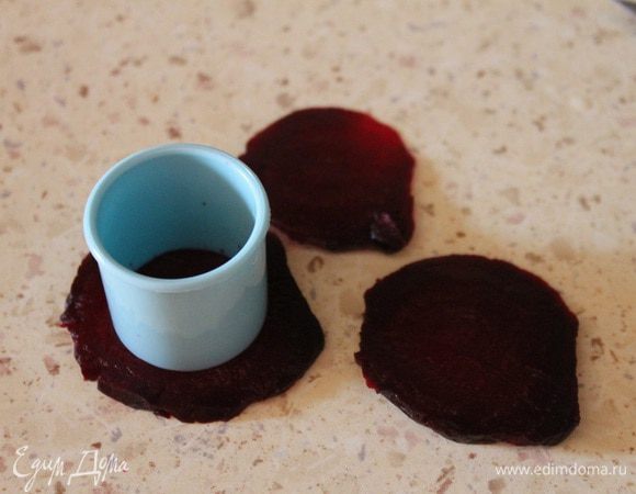 Формочкой от печенья вырезать кружочки, сердечки или квадратики.