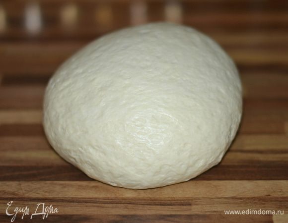 Тесто выложить на рабочую поверхность, обмять руками. Разделить на 2 части, накрыть салфеткой.