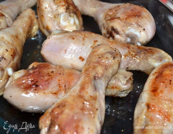 Куриные ножки помойте, хорошо обсушите бумажным полотенцем и обжарьте в смеси масел до румяной корочки. Переложите из сковороды на другое блюдо. Масло в сковороде оставьте для дальнейшей обжарки грибов.