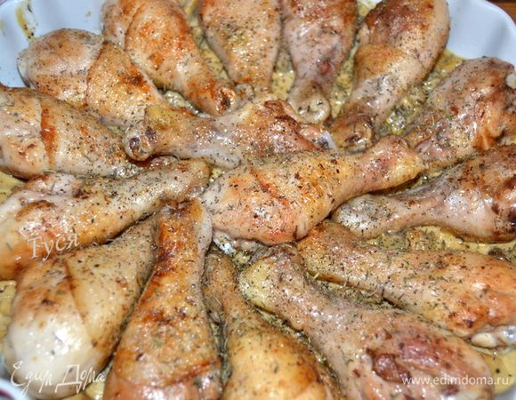 Когда соус будет готов, перелейте его в жаропрочную форму. Сверху выложите куриные ножки, посыпьте тимьяном (можно свежим или сушеным) и отправьте в разогретую духовку до 180°C на 20 минут.