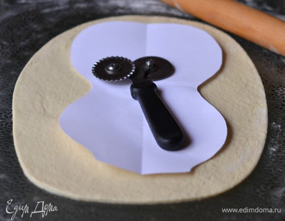 Из бумаги вырезать трафарет. Приложить его к тесту.