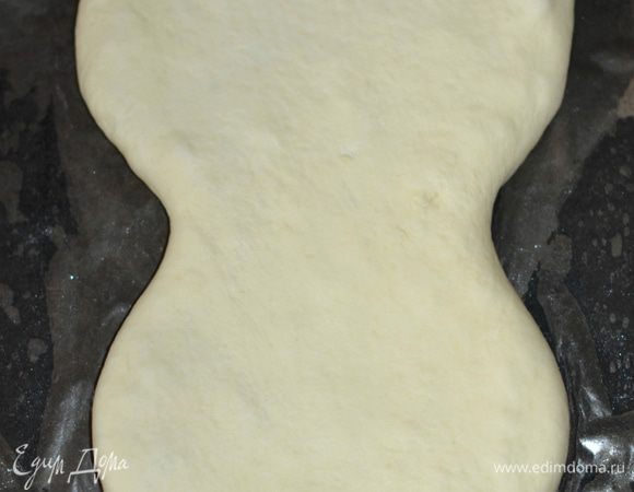 Накрыть получившейся заготовкой начинку. Края подвернуть не теряя формы. Смазать пирог смесью из яйца, 1 ч. л. сахара и 1 ст. л. воды. Выпекать без расстойки в заранее прогретой до 180 гр духовке до золотистого цвета.