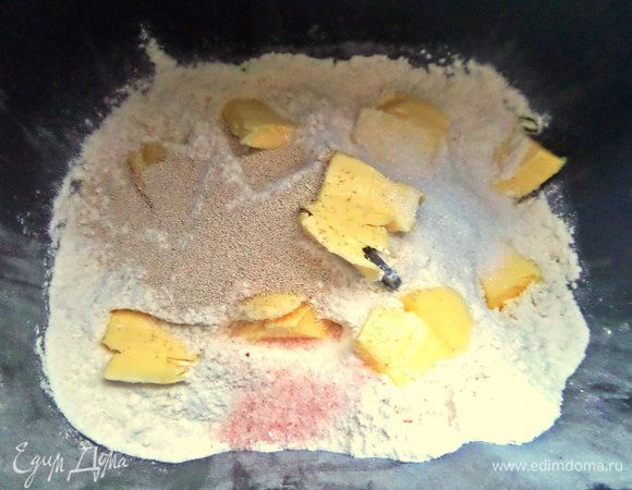 Замешиваем тесто руками или при помощи хлебопечки. Молоко берём тёплое. Масло в тесто нужно мягкое или даже растопленное,а сверху на пласт-замороженное. Поэтому,когда тесто подходит,отмерьте нужный кусочек и положите в морозилку. Картофель отвариваем заранее или ставим вариться прямо сейчас.