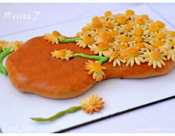 Все делать нужно очень быстро. Выпечь еще 5 минут в духовке. Как только ромашки начнут слегка подрумяниваться, сразу вынимаем. Тесто для декора очень тонкое, поэтому пропекается очень быстро.