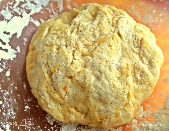 Тесту даём подняться в 2-3 раза, уминаем и готовим доску, припылив её дополнительной мукой.