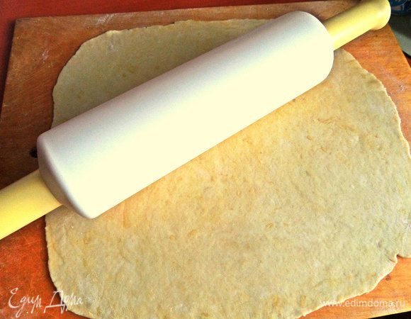 Раскатываем в пласт (круг или квадрат) не сильно тонко пока.