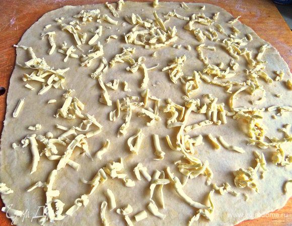 Вы положили в морозилку масло? Тогда доставайте и тут же натрите на крупной тёрке. Делать это нужно быстро, иначе масло быстро растает в руках!