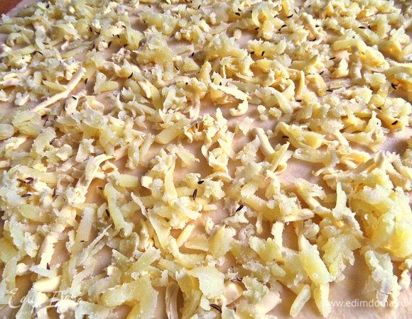 Сверху натираем равномерно картошечку.