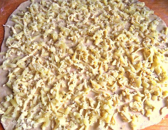 Верх нужно обязательно посолить. Я последнее время увлеклась гималайской солью, так она менее солёная,поэтому тут надо ориентироваться на свой вкус. Мне лично соли было мало в тесте,  но всё нужно делать в меру :)