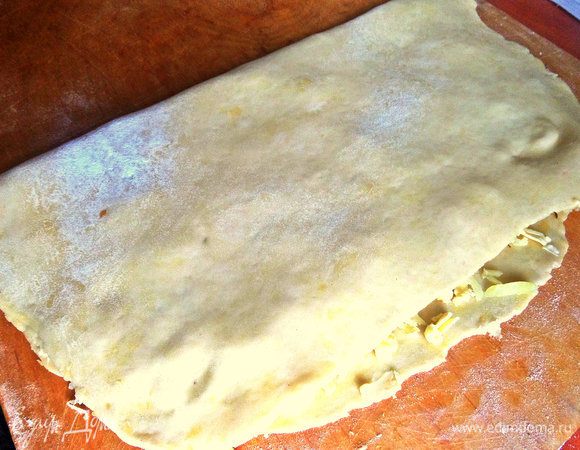 Картофель нужно слегка примять к тесту и довольно резко сложить пласт пополам.