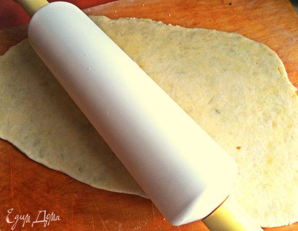 Раскатываем осторожно, чтобы картофельная стружка не порвала тесто.