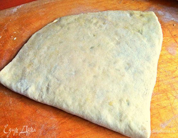 Снова пополам, раскатываем и даём отдохнуть минут 15-20 под полотенцем.
