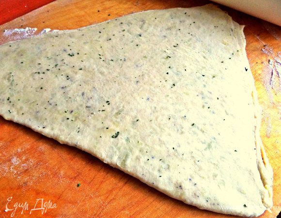 И ещё раз пополам, четвёртый раз, последний, не считая первого раскатывания теста! Опять накроем и дадим постоять.