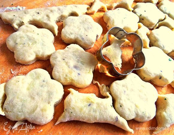 Уф,самое интересное для меня-вырезание! Формочка железная,легко справилась, не помяв слои. Дума,пластик может смять слоёную башенку!