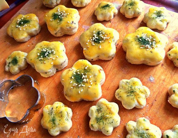 Смазала верх желтком, посыпала семечками и чуть укропом для контраста. Можно посыпать крупной солью!