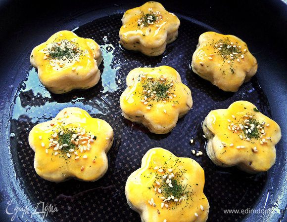 Переносим цветики в смазанную тефлоновую форму.