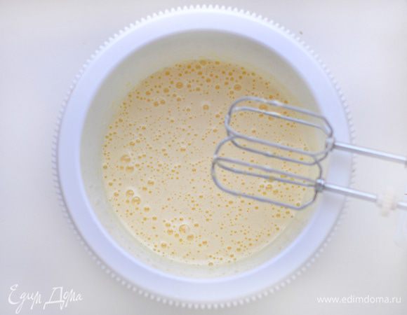 Желтки отделить от белков. Желтки взбить с 7 ст. л. сахара до пышной массы. По одной ложке добавлять воду, непрерывно взбивая. 