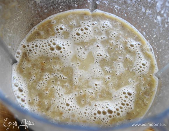 Готовый суп пюрировать в чаше блендера, либо при помощи погружного блендера. Добавить сливки, посолить, поперчить.