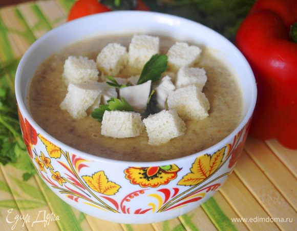 Куриное филе нарезать небольшими кубиками, белый хлеб нарезать квадратиками, сбрызнуть оливковым маслом и подсушить в духовке. В чашу для супа налить суп-пюре, в центр положить немного курочки, вокруг разместить сухарики, посыпать рубленной зеленью петрушки.