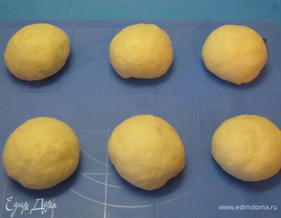 Разделить тесто на 6 частей.