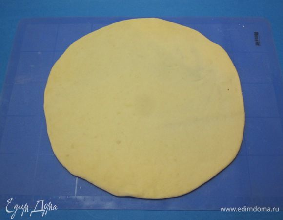 Раскатать один шарик теста в круг толщиной 4-5 мм.