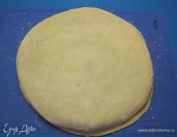Так же раскатать и сложить друг на друга оставшиеся шарики теста. Верхний круг из теста маслом не смазывать! Накрыть пищевой пленкой и оставить на 15 минут.