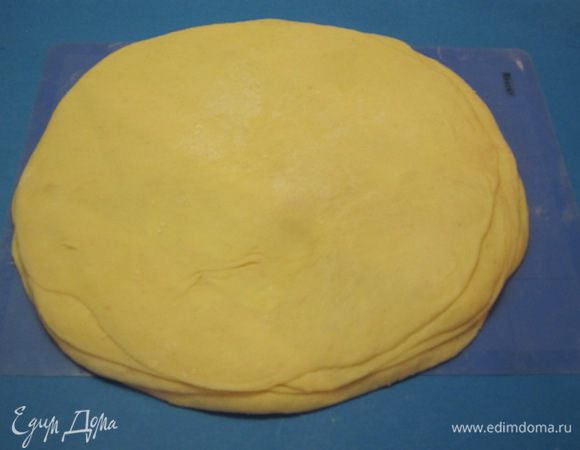 Скалкой раскатать тесто толщиной примерно 1 см.