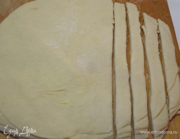 Нарезать тесто на полоски шириной 2 см.