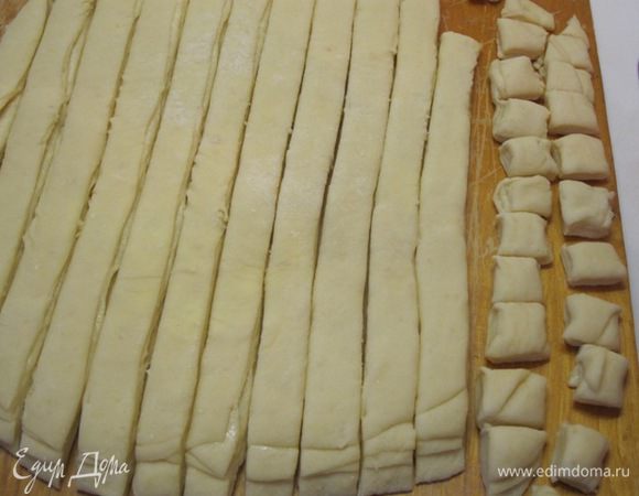 Затем нарезать полоски теста на кубики 2 см.