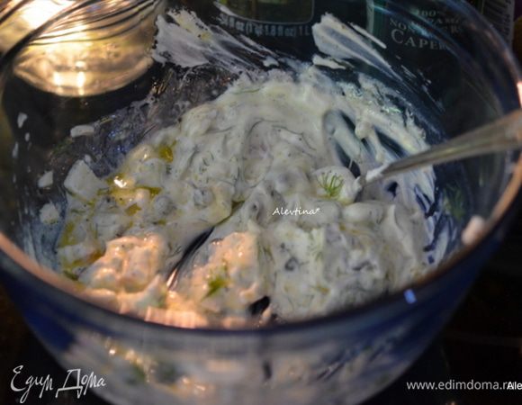 1 ст. л. каперсов мелко нарезать и положить в салатник, затем добавить низкокалорийную сметану, уксус, свежий укроп, оливковое масло, мелко нарезанный лук-шалот, соль и перец по вкусу. Перемешать.