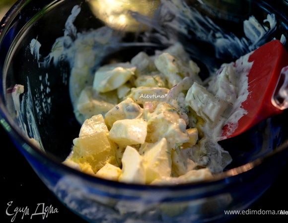 Готовый отварной картофель среднего размера очистить и нарезать кубиками, куриные яйца — на 4 части. Картофель добавить в салатник.