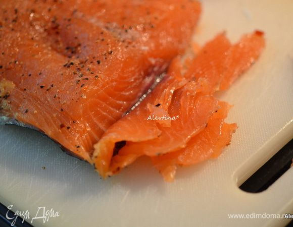 Малосольную или копченую рыбу тонко нарезать.