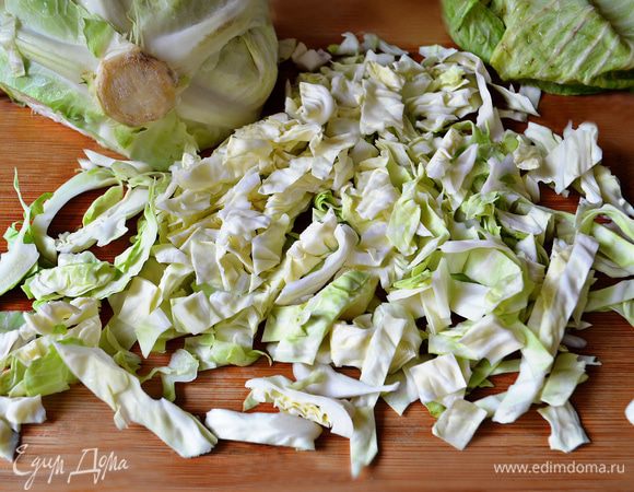 Капусту нашинковать тонкой соломкой.