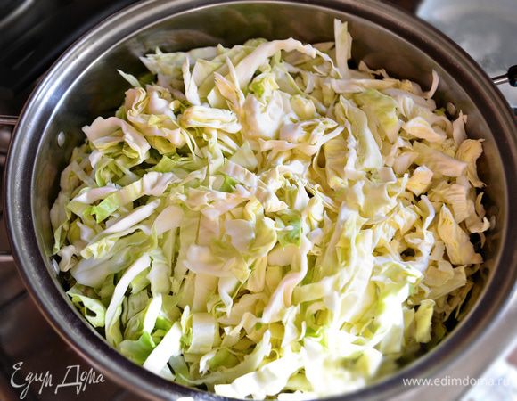 Выложить капусту в чашу пароварки и готовить 5 минут, затем переложить на тарелку и остудить.