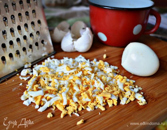 Яйца сварить вкрутую, почистить и натереть на крупной тёрке.