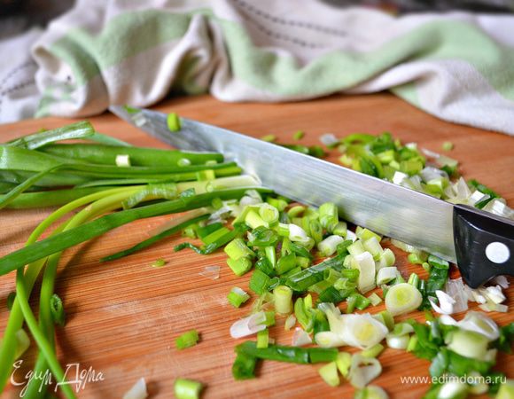 Зелёный лук мелко нашинковать.