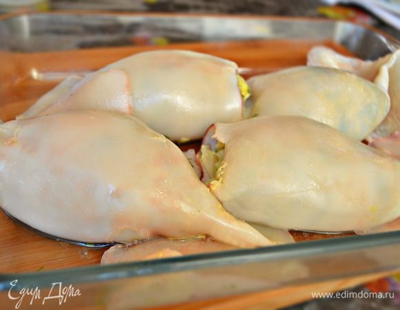 Наполнить тушки кальмаров приготовленной начинкой.